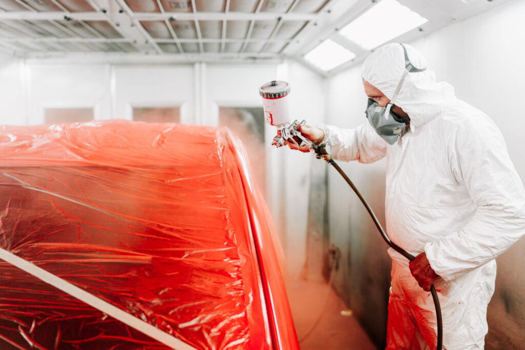 automotive industry engineer using spray gun and painting a red car Lackiererei Diepholz für alle Autos: Kleinwagen, PKW, Transporter, Van – Sven Ziebarth